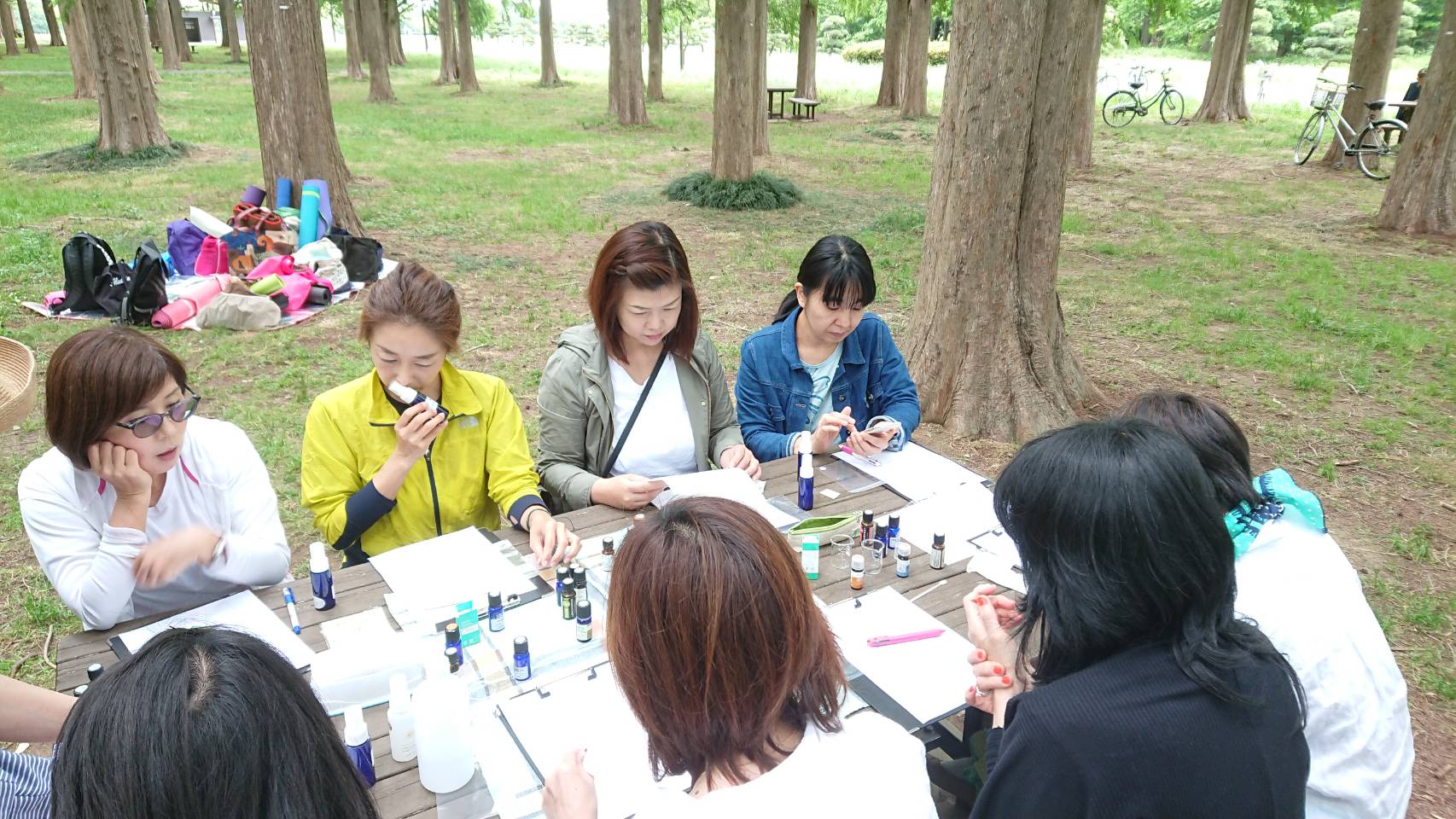 屋外でアロマの香りを確かめながら学ぶ様子